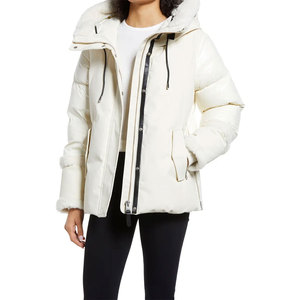 Chaqueta acolchada de mujer de color blanco liso OEM al por mayor, chaqueta Parka con cremallera y relleno de algodón de tela transpirable con logotipo personalizado para mujer - Product Image 1