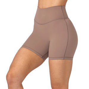 Short d'entraînement pour femme en style taille haute avec matériau à séchage rapide et look sportif conçu pour les routines d'entraînement quotidiennes - Product Image 3