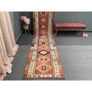 Alfombra Turca Vintage de 2.6x13 pies, Alfombra de Lana con Diseño Floral Marrón y Blanco - Product Image 1