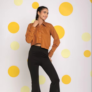 Haut court uni en coton personnalisé pour femmes Nouvelles collections Manches longues Poche avant Col décontracté Marron Style doux disponible - Product Image 1