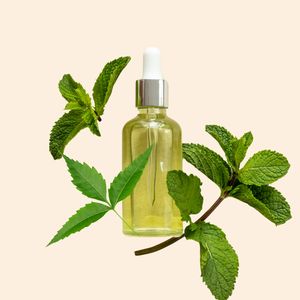 Solution de massage corporel à la menthe poivrée et au neem |   Mélange botanique pour le confort musculaire et les soins de la peau |   Approvisionnement en gros - Product Image 1