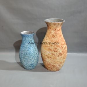 Jarrón de metal rosa hecho a mano personalizado con silueta cónica moderna y acabado brillante para un lujoso estilo interior - Product Image 3