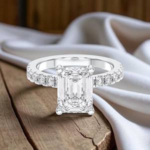 Anillo de compromiso solitario de moissanita con corte esmeralda en oro sólido para su esencia de diamante, 2,50 CT, CT, 1/2 (Centro 1.00CT) - Product Image 2