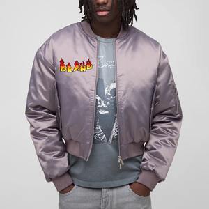 Chaqueta universitaria de satén brillante recortada personalizada de nailon 100% al por mayor para hombre chaqueta universitaria ligera con logotipo bordado personalizado para hombre - Product Image 4