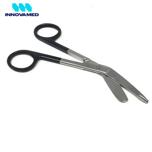 Tijeras para vendajes Lister con mango negro, 5.5 pulgadas, acero inoxidable, quirúrgicas, certificadas CE Clase I por INNOVAMED - Product Image 4