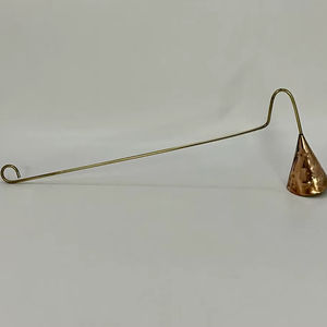 Éteignoir à bougie manuel en laiton offrant une utilisation simple sans fumée ni éclaboussures de cire - Product Image 1