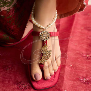 Sandales à bride cheville imprimées tendance, faites à la main, antidérapantes, couleur bordeaux profond, avec empeigne en velours suédé et doublure en velours - Product Image 5