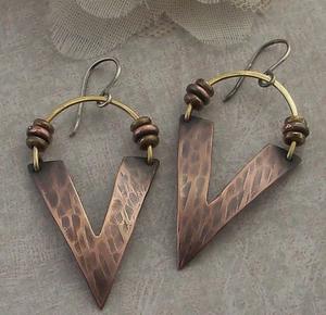 Boucles d'oreilles en cuivre de style festif indien avec touche oxydée et art tribal fabriquées à la main par des artisans qualifiés pour les mariages - Product Image 1