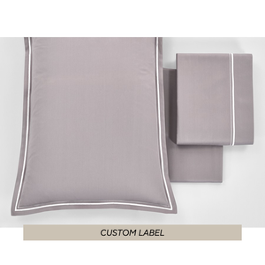 Juegos de cama con etiqueta personalizada, tela de algodón puro, satén, bordado de dos líneas, hecho en Italia, Sábana bajera, 2 fundas de almohada blancas - Product Image 1