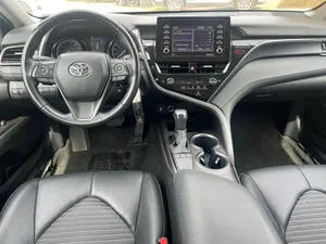 Toyota Camry SE 2022 Elegante y Económico - Product Image 2