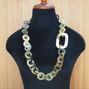 Collar de Lujo Hecho a Mano con Cuerno de Búfalo, Joyería Natural y Sostenible para Mujer, Alta Calidad - Product Image 1