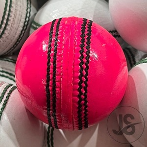 Boule de cricket de couleur rose de qualité supérieure cousue à la main au centre en liège ou cousue à la machine Fabricant Sialkot - Product Image 1