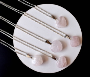 Colgante de cuarzo rosa en forma de corazón, de moda y gran venta, cristal curativo natural para joyería, meditación y moda. - Product Image 4