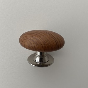 Perilla de madera de Metal de latón rústico tallada con patrón decorativo que ofrece un aspecto de lujo para la decoración tradicional - Product Image 1