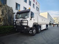 Camion-citerne à carburant Sinotruk d'occasion avec transmission manuelle, moteur diesel, roues motrices 8x4, matériau en acier pour le stockage d'huile, vente à Dubaï