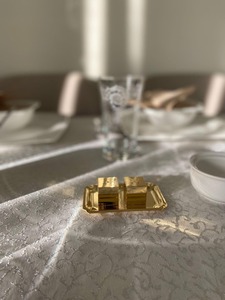 Ensemble de sel poivre en laiton doré poli avec une finition propre et un profil simple conçu pour correspondre à tous les types de vaisselle - Product Image 4