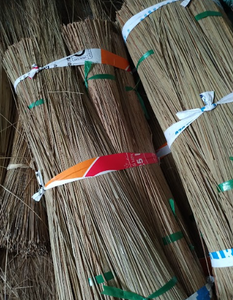 Palo de escoba de coco tradicional producido con materiales sostenibles para la exportación - Product Image 6