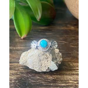 Anillo de Plata de Ley y Turquesa Hecho a Mano por los Navajo, Joyería Cultural Coleccionable, Talla 8 - Product Image 1
