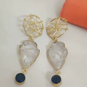 Pendientes colgantes chapados en oro de 18 quilates hechos a mano con piedra de cuarzo transparente texturizada y acento de cristal azul profundo - Product Image 1