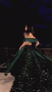 Botella de alta exigencia Lehenga Choli de terciopelo verde con trabajo de lentejuelas pesado para ocasiones de bodas y fiestas - Product Image 3