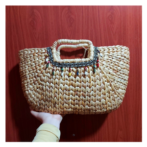 Sac à main en jacinthe d'eau artisanale avec motif de fleurs brodées et doublure intérieure en coton pour pique-nique ou plage du Vietnam - Product Image 6