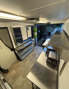Camion de restauration mobile entièrement équipé pour la vente de sandwichs et de plats à emporter, idéal pour les petites entreprises et la restauration de rue, livraison gratuite - Product Image 4