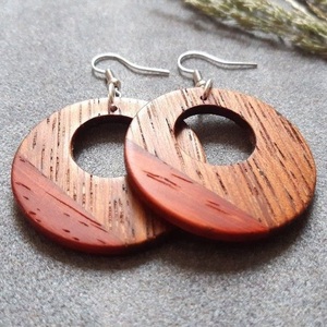 Boucles d'oreilles d'inspiration culturelle pour femmes Boho Accessoires de mode écologiques Boucles d'oreilles en bois brun rustique avec crochets en or - Product Image 1