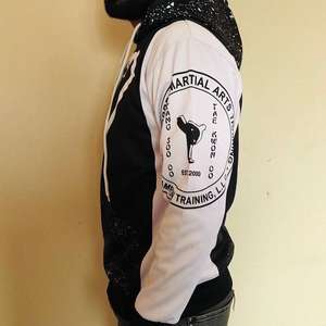 เสื้อมีฮู้ดแบบซับลิเมตเกรดพรีเมี่ยมสำหรับทุกเพศเสื้อคิกบ็อกซิ่งใส่ได้ตามต้องการโลโก้ที่กำหนดเองมีฮู้ดแบบสวมหัวมีฮู้ด450 GSM - Product Image 6