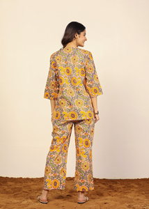 Conjuntos de dos piezas con estampado Floral amarillo y multicolor Estilo Kurta corto Top con cuello en V y Pantalón ancho Conjunto de algodón 100% OEM ODM - Product Image 2