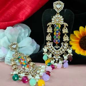 ต่างหู Kundan กับไข่มุกที่แขวนได้อย่างสวยงามตั้งอยู่ในกรอบชุบทองไข่มุกที่ละเอียดอ่อนแขวนไว้อย่างงดงามจากต่างหู - Product Image 5