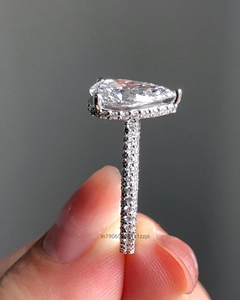 Bague de fiançailles pour femme en Moissanite 3 ct taille poire avec diamant et halo caché en or blanc massif 14K / 18K - Product Image 2