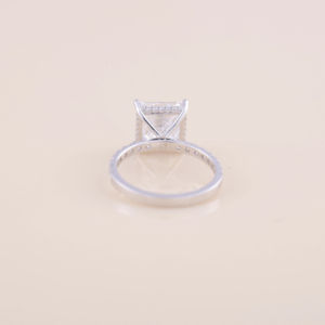 Anillo de compromiso con diamante cultivado en laboratorio de corte princesa de 1.00 ct y banda pavé redonda de 0.49 ct en oro blanco de 14 quilates - Product Image 4