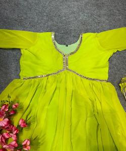 Fusion de mode: Style pakistanais Salwar Kameez - Fusion de styles traditionnels et modernes, créant une mode chic et élégante - Product Image 4