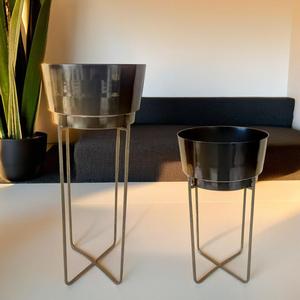 Maceta de metal moderna de tamaño pequeño con soporte tipo mesa - Product Image 4