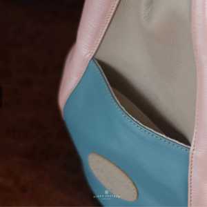 Elegante Bolso Hobo de Cuero Pastel Minimalista y Moderno para Mujer, Hecho a Mano en Indonesia con Cierre de Cremallera y Broche - Product Image 4