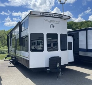 VENTES AUX ENCHÈRES PARFAITES POUR DES VÉHICULES NEUFS ET D'OCCASION : Nouveaux camping-cars F-o-r-e-s-t R-i-v-e-r W-i-l-d-w-o-o-d Grand Lodge 42VERANDA RVs CAMPER PRÊTS À ÊTRE EXPÉDIÉS - Product Image 4