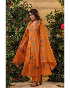 Ensemble Kurta en coton et soie brodé pour femmes avec dupatta, motif floral, style Anarkali, vêtements ethniques pour femmes - Product Image 1