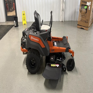 Tondeuse autoportée Husqvarna Z248F Zero Turn 2026, 23 CV, moteur Kawasaki FR651V, plateau de coupe fabriqué ClearCut de 48 pouces, transmission hydrostatique Hydro-Gear - Product Image 1
