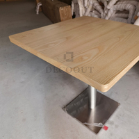 Table à manger carrée moderne en bois massif avec base en métal pour usage commercial dans les restaurants et les hôtels