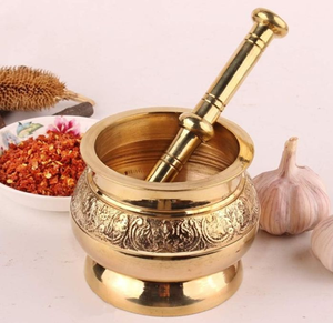 Mortero de mortero de latón decorativo elegante y funcional perfecto para herbolarios de cocina y regalos disponibles a precios mayoristas - Product Image 5