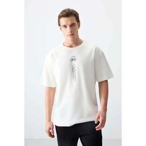 เสื้อยืดแขนสั้นพิมพ์ลายทรงโอเวอร์ไซส์เนื้อผ้าฝ้าย 100% หนานุ่ม สีเอครู สำหรับผู้ชาย ยี่ห้อ Air Jones เหมาะสำหรับใส่ลำลอง - Product Image 1