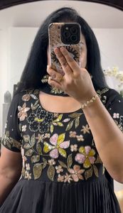 Ensemble de costume de créateur de couleur signature opulente en mousseline lourde de qualité supérieure avec doublure intérieure sans couture et vente en gros exquise - Product Image 2