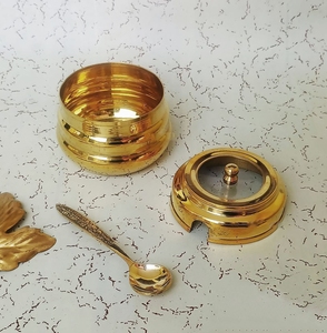 Maß gefertigte Gewürz box aus Messing mit vier Fächern, die jeweils einen kleinen Löffel enthalten. Ideal für den Weiter verkauf und den persönlichen Gebrauch - Product Image 4