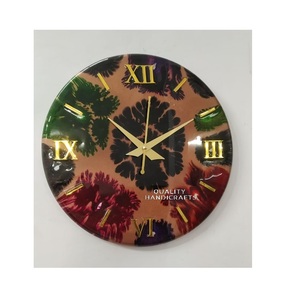 Horloge murale en résine époxy en bois de style antique Décoration intérieure moderne pour pendaison de crémaillère Appartement de mariage de Noël avec touche faite à la main - Product Image 1