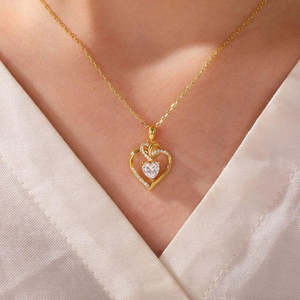 Colgante Clásico de Corazón Retorcido Chapado en Oro de 18K Hallmark con Eslabones de Plata y Oro para Compromiso, Boda, Fiesta, Cruz Religiosa, Número, Perla - Product Image 2