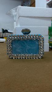 Pochettes en résine sur mesure avec ornements en cristal idéales pour les créateurs d'accessoires de mode et les magasins de mode pour la revente - Product Image 4