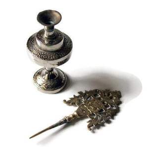 Surmedani en métal artisanal pour le rangement de la beauté héritée avec des motifs décoratifs et un attrait intemporel - Product Image 3