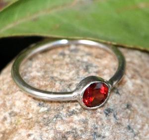 แหวนเงินแท้ 925 ประดับพลอยโกเมนแดง ทำมือ ของขวัญประจำเดือนเกิด - Product Image 5