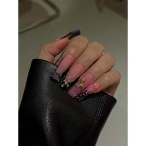 Rose Reign Press-On Nail Art Design élégant pour femmes élégantes - Product Image 4