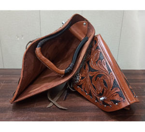 อานม้าพร้อมที่วางเท้า ยี่ห้อ LLT รุ่นอลูมิเนียม สแตนเลส ทองเหลือง พลาสติก  ตกแต่งด้วยมือ  หนังทาสีลายดอกไม้ - Product Image 1